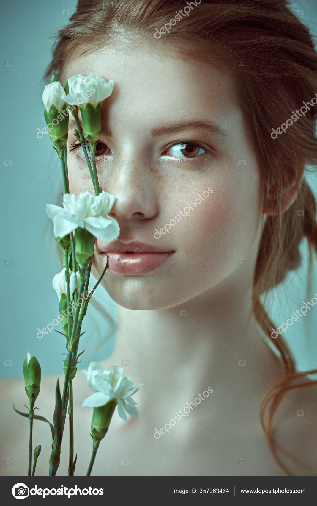 一个年轻貌美的姑娘在白色背景上摆设着白色康乃馨花的美丽画像化妆品概念 图库照片 C Prometeus 一个年轻貌美的姑娘在白色背景上摆设着白色康乃馨花的美丽画像化妆品概念 图库照片 C Prometeus