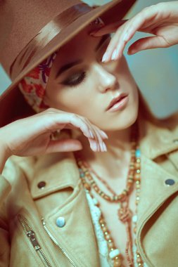 Modern bohem tarzı. Zarif doğal makyajı, boncukları ve boho tarzı kıyafetleri olan güzel bir genç kadının portresi.. 