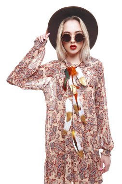 Yaz modası. Açık renk bir elbise ve şapka giyen sarışın güzel bir kızın portresi. Beyaz arkaplanda stüdyo portresi.