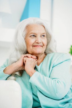 Güzel, son sınıf öğrencisi bir kadın evde vakit geçiriyor. Güzellik, moda. Mutlu emeklilik. 