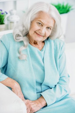 Güzel, son sınıf öğrencisi bir kadın evde vakit geçiriyor. Güzellik, moda. Mutlu emeklilik. 