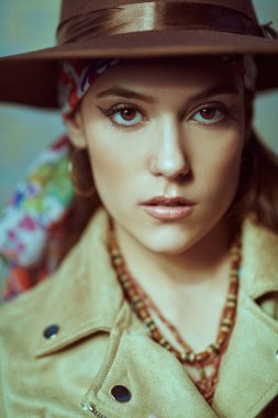 Modern bohem tarzı. Zarif doğal makyajı, boncukları ve boho tarzı kıyafetleri olan güzel bir genç kadının portresi.. 