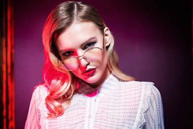 Gözlük takan kendine güvenen bir kadının portresi. İş kadını portresi. Moda, optik stil.