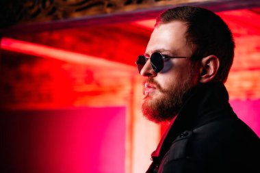 Güneş gözlüğü takan yakışıklı bir adamın portresi. Erkekler için güzellik ve tarz. Optik biçimi. 