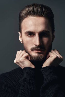 Yakışıklı bir gencin portresi. Erkek güzelliği. Stüdyo çekimi.