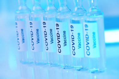 COVID-19 koronavirüs aşısı. Coronavirus 'a karşı zafer, 2019-NCoV' a karşı aşı ile ampullerin fotoğrafı..