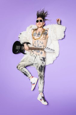 Stüdyo poz serin bir genç punk adam tam uzunlukta bir portre. Casual punk moda, güzellik.