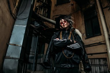 Sokakta şık bir punk adam bir portre. Modern erkek modası.