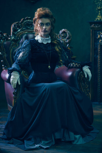Концепция Викторианской эпохи. Красивая женщина в элегантном историческом платье и прическа позирует в винтажном интерьере. Барокко. Мода
.