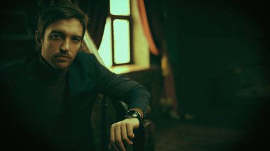 Şık takım elbiseli, zarif, olgun bir adam. Şık bir iç mimarisi var. Erkek güzelliği, moda. İş adamı portresi.