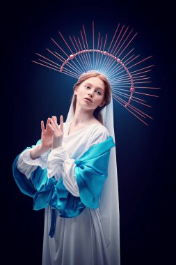 Karanlık bir arka planda ışık ışınlarıyla Bakire Meryem portresi. Modern din sanatı. 