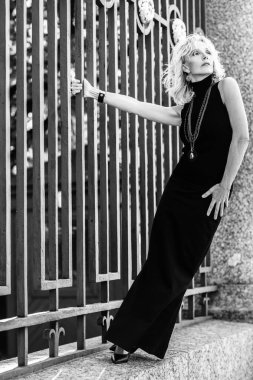 Yazlık parktaki güzel, yaşlı bir kadının siyah beyaz portresi. Güzellik, moda. Tam boy portre.