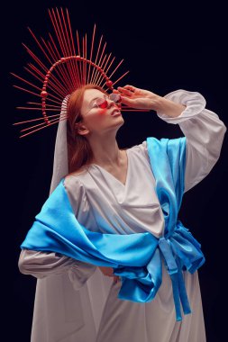 Modern din sanatı. Kırmızı güneş gözlüklü, koyu bir arka planda ışık huzmeleriyle Zarafet Leydisi.. 