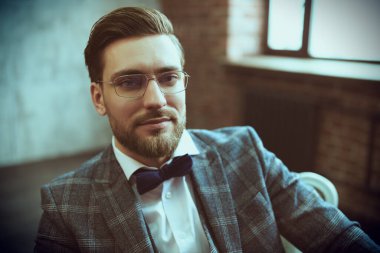 Şık takım elbiseli yakışıklı bir adamın portresi koltukta rahatça oturup gülümsüyor. Başarılı bir iş adamı. Hayat güzel bir kavram.. 