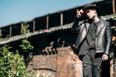 Coronavirus veya SARS-CoV-2 konsepti. Modern genç adam eski bir şehrin arka planında duruyor..