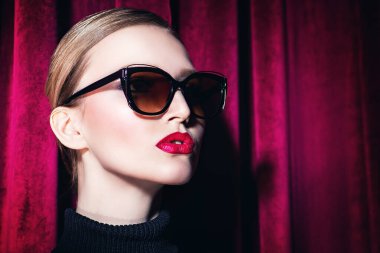 Güneş gözlüğü takan kendine güvenen bir kadının portresi. Güzellik, makyaj, tarz.