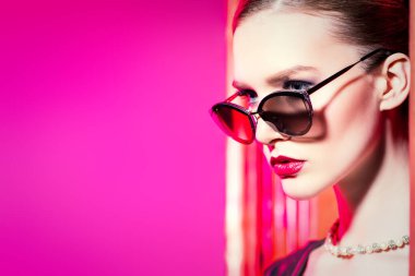 Gözlük takan kendine güvenen bir kadının portresi. Güzellik, makyaj, tarz.