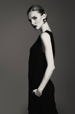 Kendine güvenen bir bayanın siyah beyaz portresi. Güzellik, makyaj, tarz.