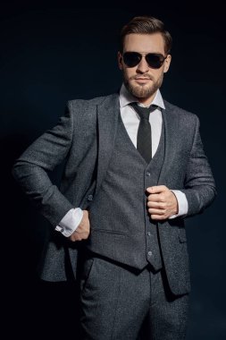 Güneş gözlüklü yakışıklı bir adamın portresi. Erkek güzelliği, moda. Erkekler için optik.