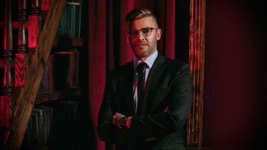 Gözlüklü, yakışıklı, düşünceli bir adamın portresi. Erkek güzelliği, moda. Erkekler için optik.