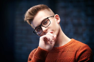 Kazaklı ve gözlüklü zeki bir gencin portresi. Stüdyo çekimi. Erkek güzelliği. Eğitim, eğitim..