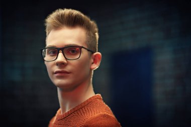 Kazaklı ve gözlüklü zeki bir gencin portresi. Stüdyo çekimi. Erkek güzelliği. Eğitim, eğitim..