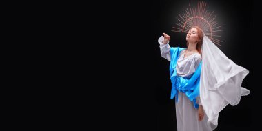 Karanlık bir arka planda ışık ışınlarıyla Bakire Meryem portresi. Modern din sanatı. 