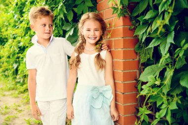 Parkta yürüyen mutlu küçük bir çocuğun portresi. Yaz tatili. Çocuk modası.