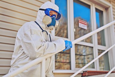 Coronavirus konsepti. Koruyucu takım elbiseli, gözlüklü ve solunum maskeli acil servis doktorunun portresi..