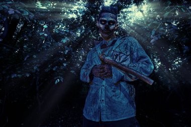 Gece ormanında elinde balta olan korkunç kanlı zombi. Cadılar Bayramı. Heyecan.