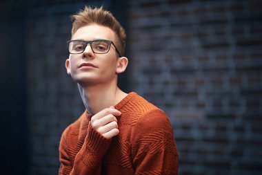 Kazaklı ve gözlüklü zeki bir gencin portresi. Stüdyo çekimi. Erkek güzelliği. Eğitim, eğitim..