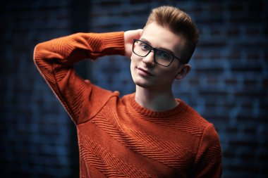 Kazaklı ve gözlüklü zeki bir gencin portresi. Stüdyo çekimi. Erkek güzelliği. Eğitim, eğitim..