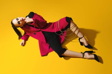 Stüdyoya poz veren şık bir genç bayanın portresi. Stil, Güzellik, bahar moda.