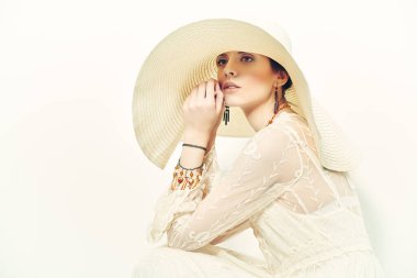 Zarif dantel elbisesi ve geniş kenarlı şapkası olan güzel bir bayan. Moda fotoğrafı, yaz tarzı. Boşluğu kopyala.