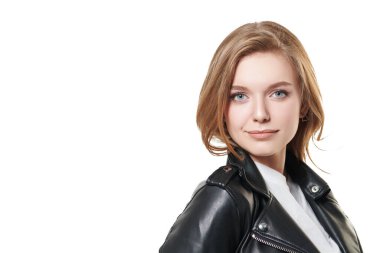 Güzel, gülümseyen, sarı saçlı, doğal makyajlı beyaz tişörtlü, siyah deri ceketli bir kadın. Güzellik, moda. Boşluğu kopyala.