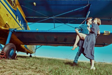 Güzel, tutkulu bir çiftin tam boy portresi uçakla seyahat edecek. Macera ve seyahat konsepti. 