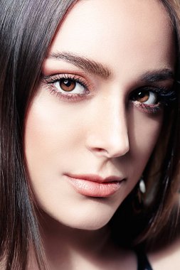 Makyaj ve makyaj malzemeleri. Kahverengi makyajlı güzel bir esmer kızın yakın plan portresi..
