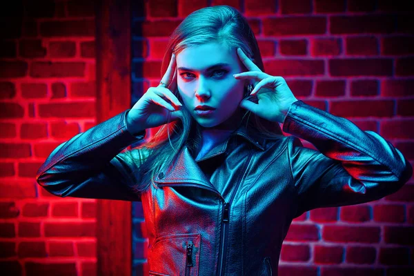 Dairenin içinde şık bir deri ceketle poz veren güzel bir kadın model. Gece kulübü partisi..