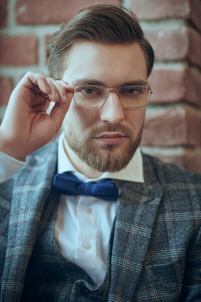 Портрет красивого джентльмена с бородой и усами в элегантном костюме и очках. Мужская красота, мода. Портрет бизнесмена. Оптика для мужчин
.