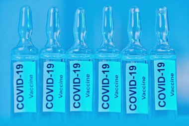 COVID-19 koronavirüs aşısı. Coronavirus 'a karşı zafer, 2019-NCoV' a karşı aşı ile ampullerin fotoğrafı..