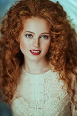 Uzun kızıl saçlı genç ve güzel bir kadın. Saç bakımı, saç boyama. 