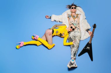 Stüdyoda poz iki serin genç punk insanların bir portre. Casual punk moda, rock grubu.