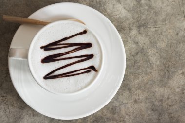 Beyaz kahve fincanı kopya alanı ile beton tabloda.