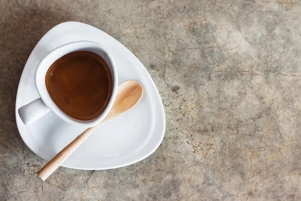 Weiße Kaffeetasse auf Betontisch mit Kopierraum. — Stockfoto