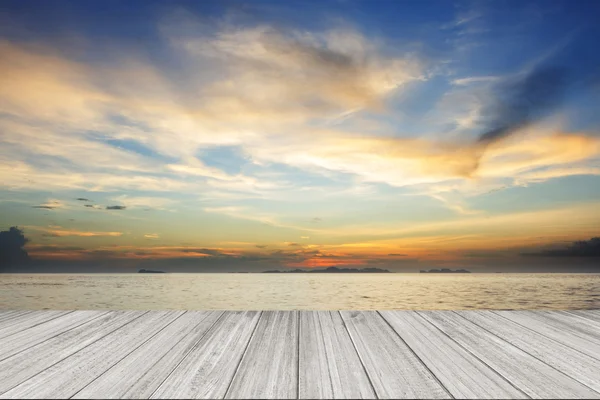 Perspectiva de terraza de madera contra hermoso paisaje marino al atardecer — Foto de Stock