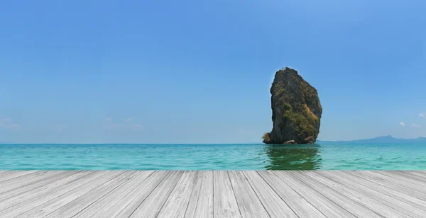 Koh Poda. Perspektivy bílé dřevěné podlahy proti Panorama seascape ostrov v Andamanském, provincie Krabi, Thajsko. — Stock fotografie