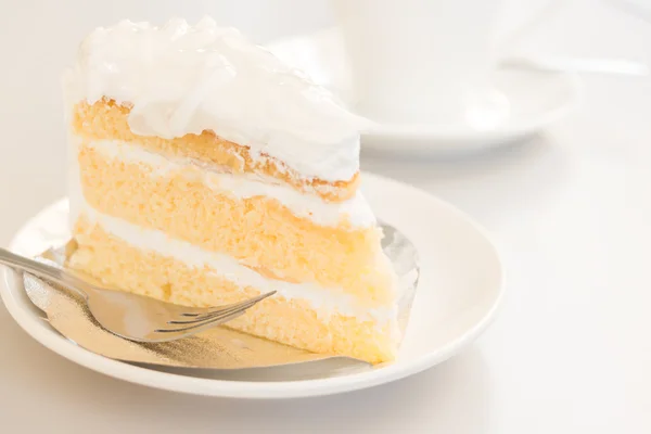 Pastel de coco en plato blanco con taza de café —  Fotos de Stock