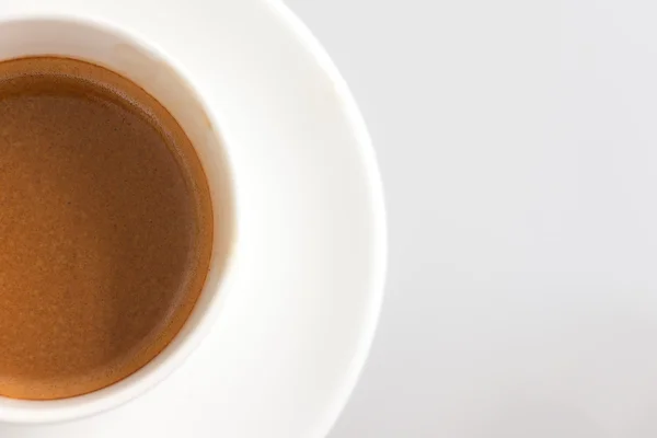 Taza blanca de café sobre mesa de madera blanca . — Foto de Stock