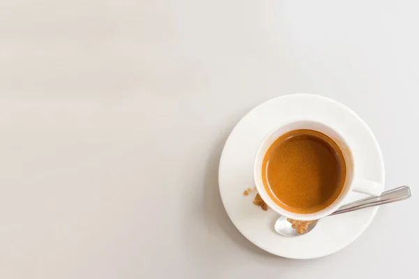 Tasse blanche de café sur table en bois blanc — Photo