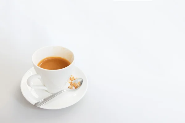 Vit kopp kaffe på vitt trä bord — Stockfoto